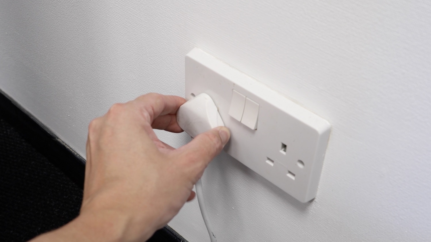 How to Replace an Oven Top Trim Fixing Bracket Hotpoint